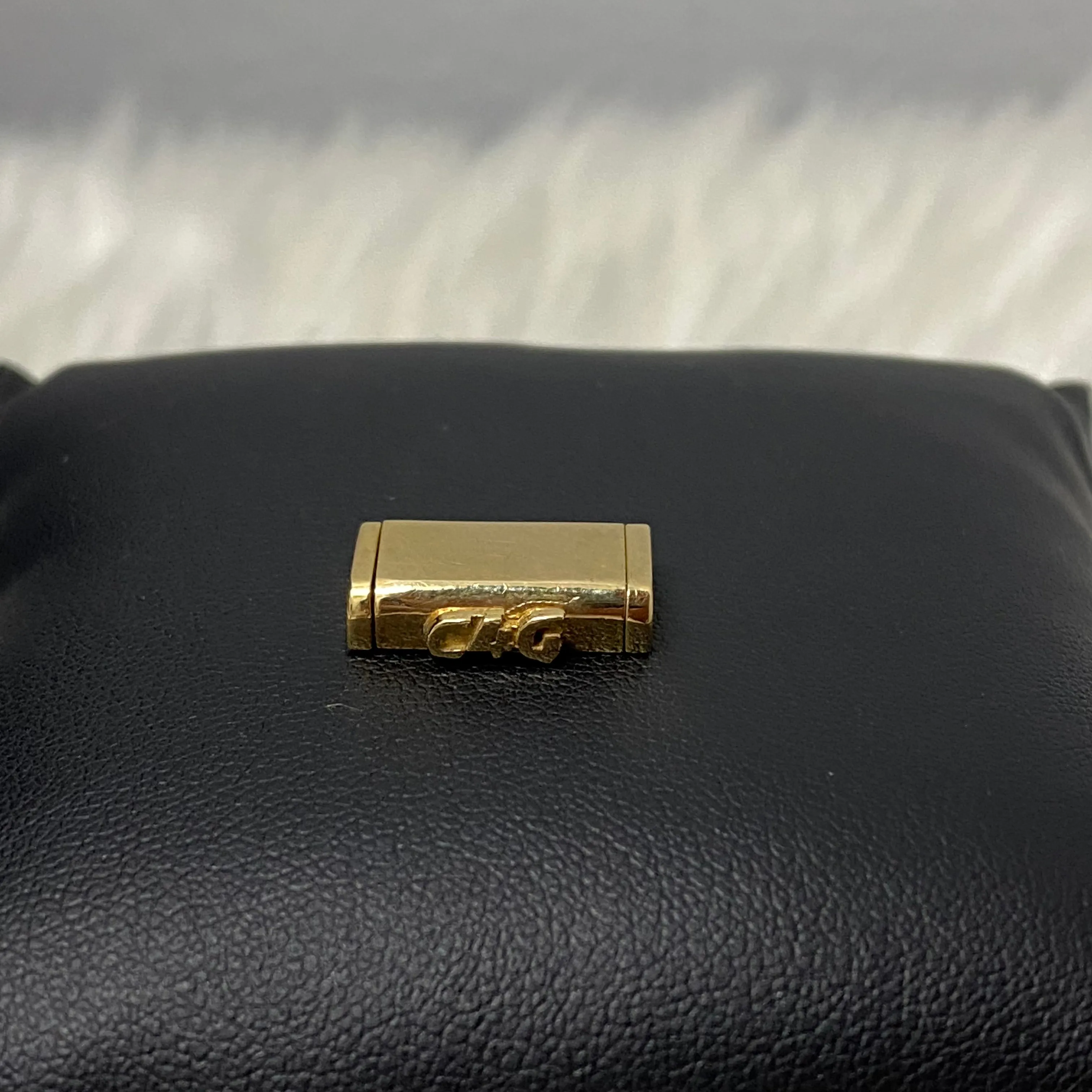 14K Yellow Gold Plain Sleek Lock / 3.2gr / 8mm