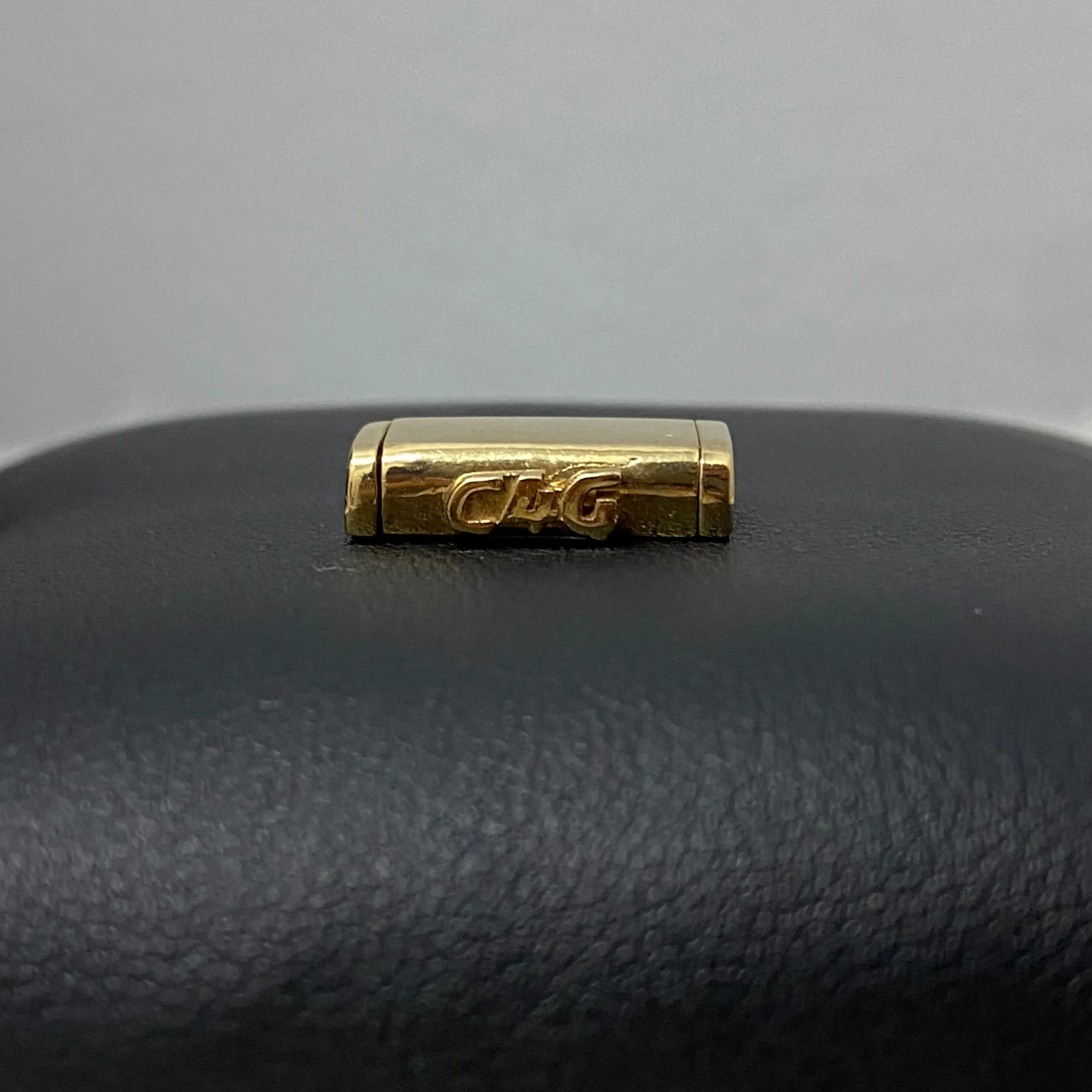 14K Yellow Gold Plain Sleek Lock / 3.2gr / 8mm