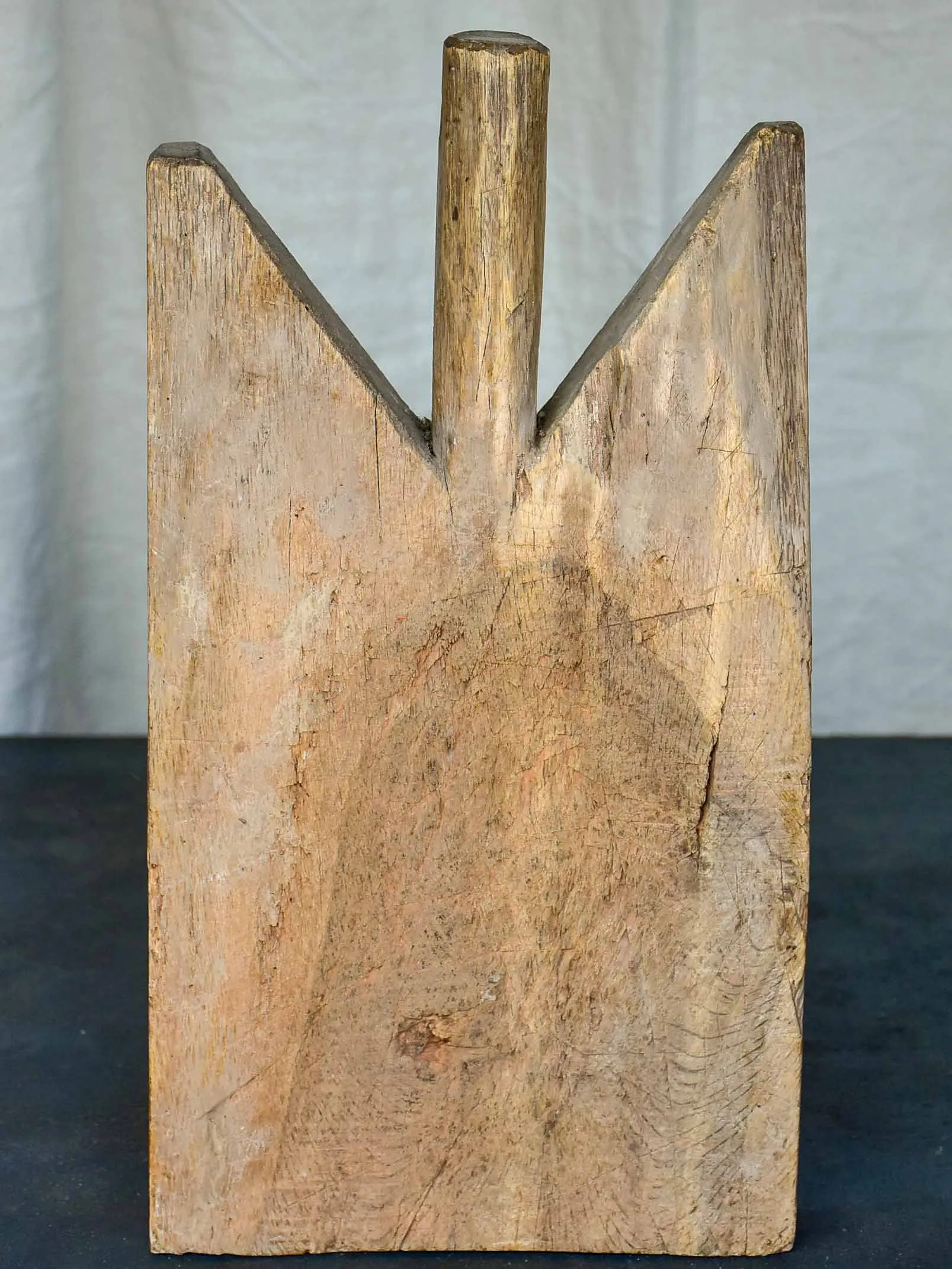 Antique French cutting board with pointed shoulders 17 ¾''