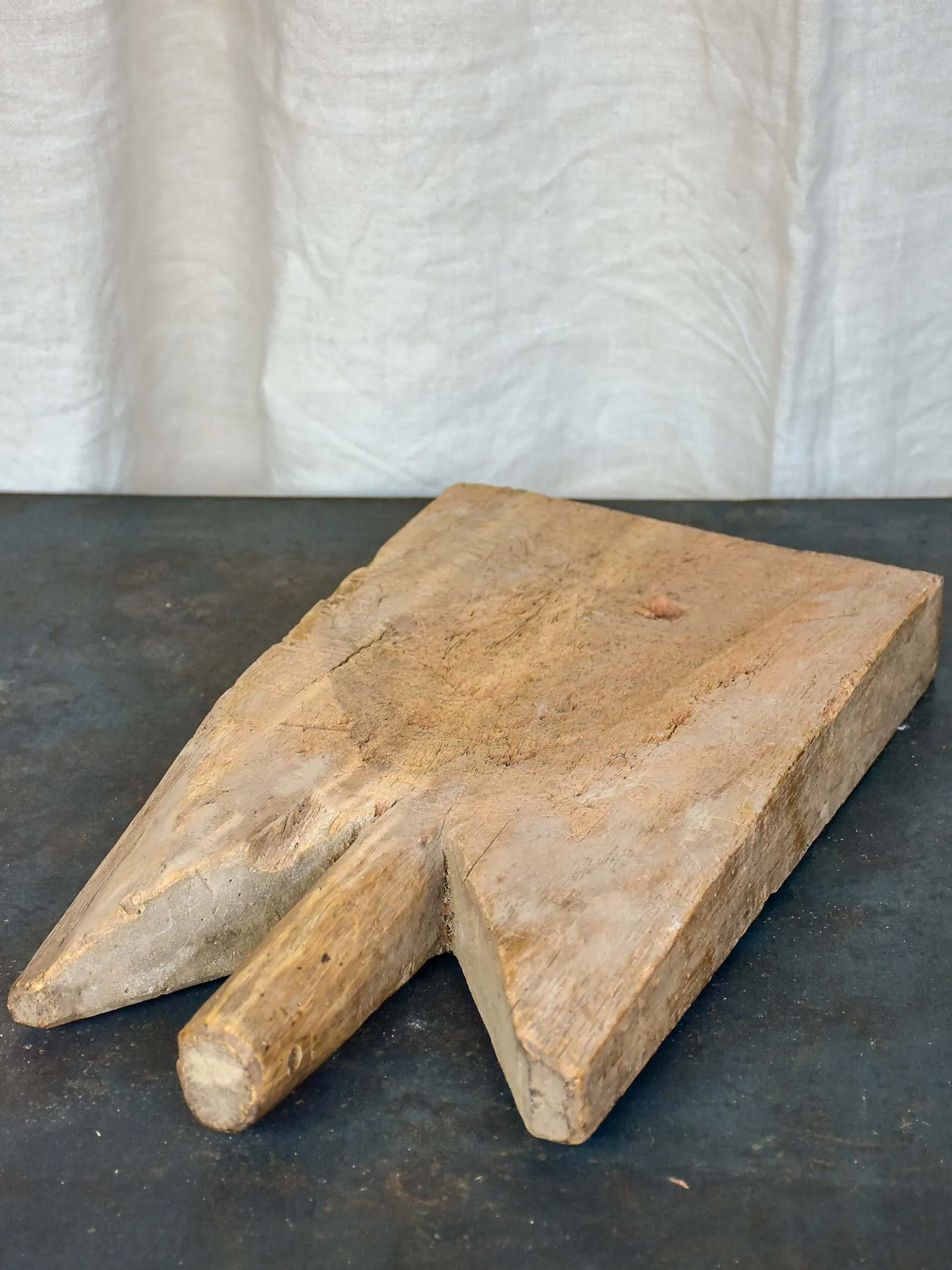 Antique French cutting board with pointed shoulders 17 ¾''