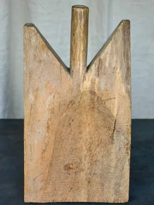 Antique French cutting board with pointed shoulders 17 ¾''