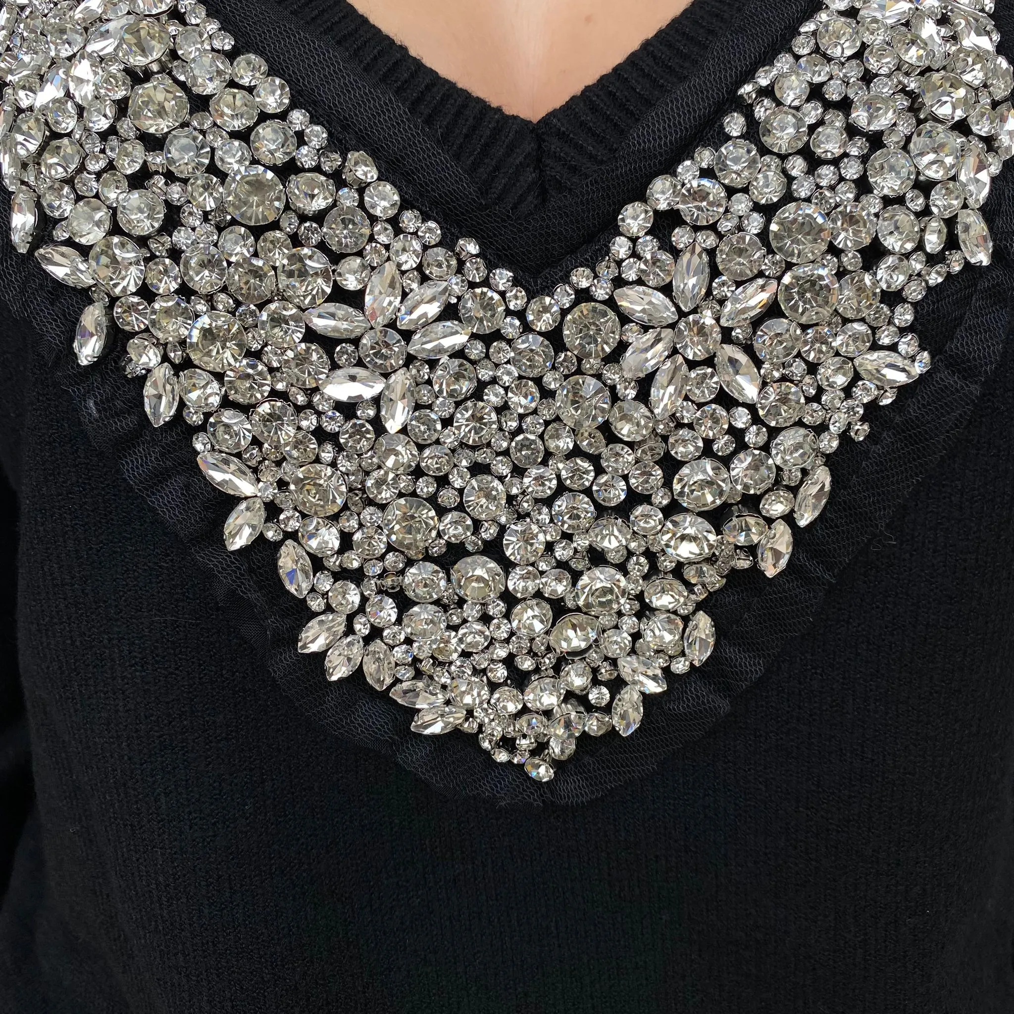 Fresh Flower maglia scollo V con applicazioni al collo FF498 nero