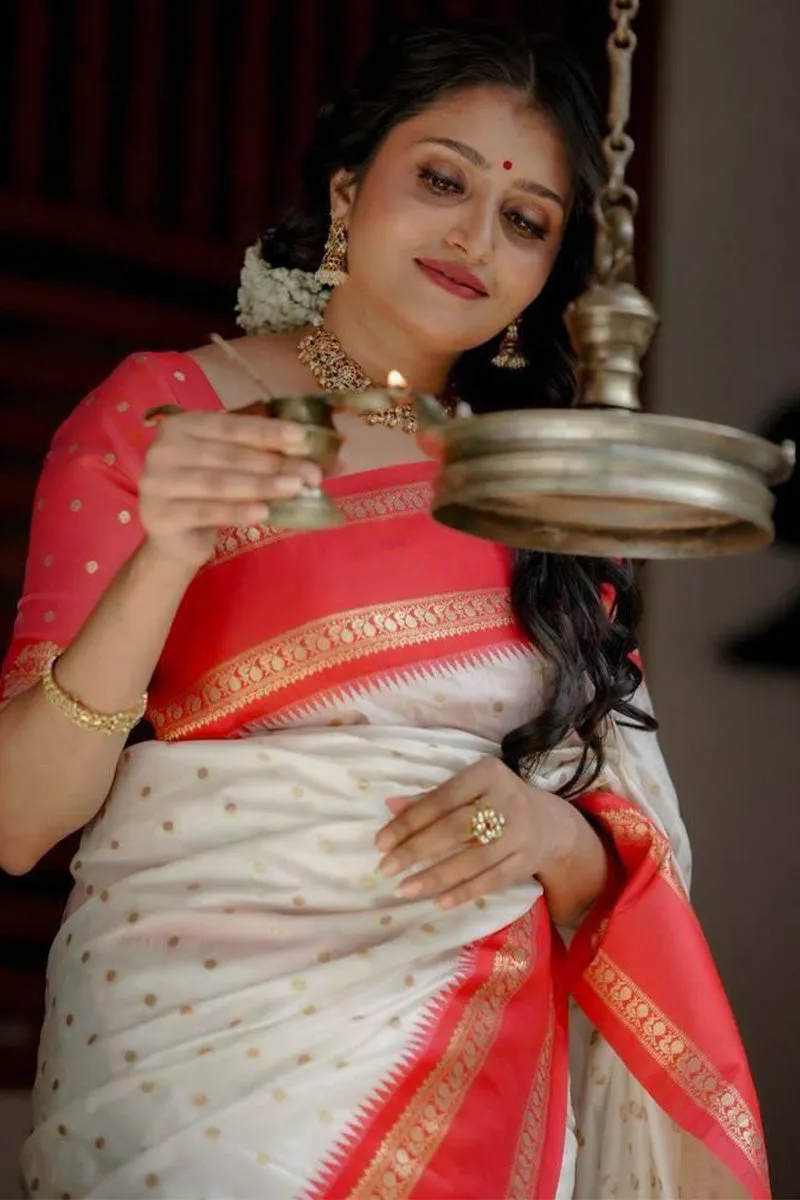 Resplendent Off White Soft Silk Saree With Inimitable Blouse Piece