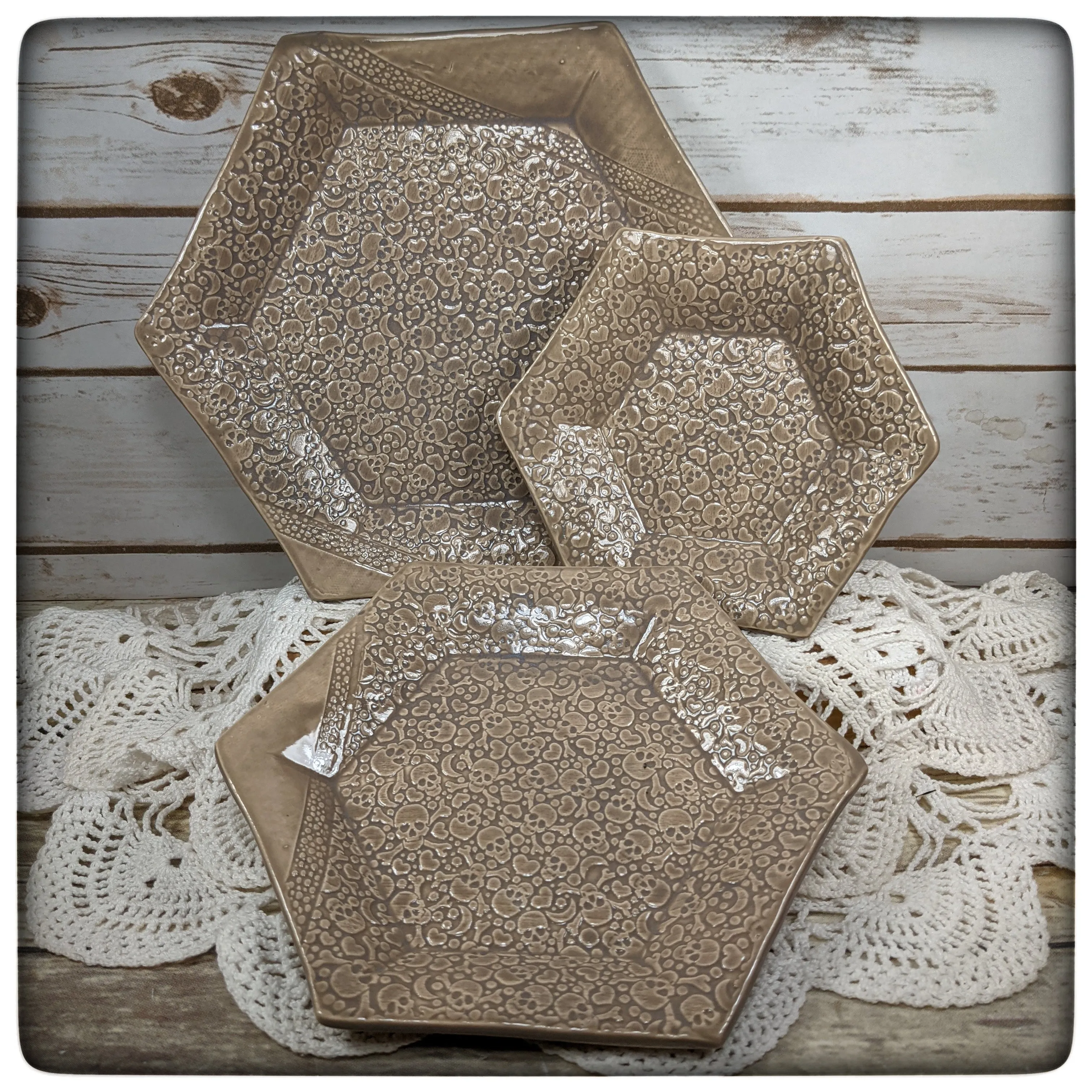 Skull hexagon dish (8.5 inch)